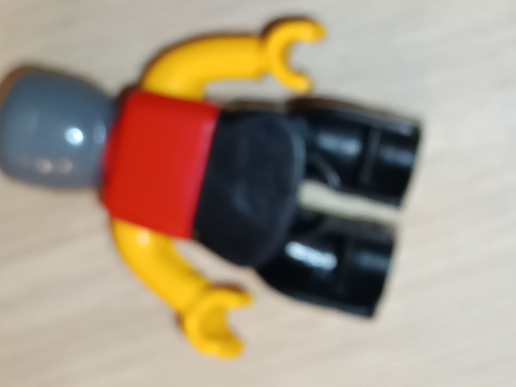 Figurka LEGO Duplo rycerz z zamku z czwrwoną klatką piersiową