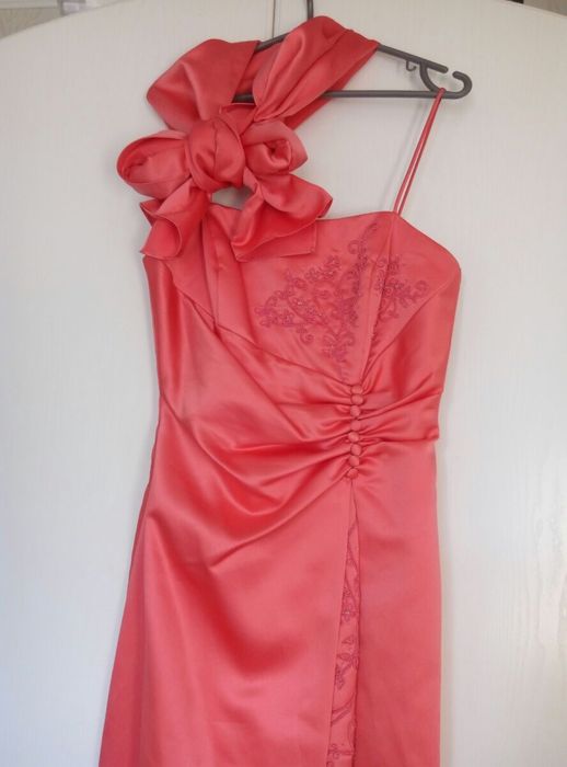 Платье. Красивое атласное.Праздник. Свадьба.