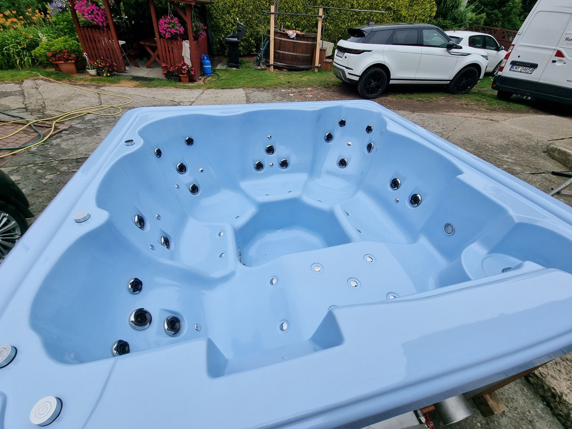 Jacuzzi kwadrat piec zintegrowany na drewno