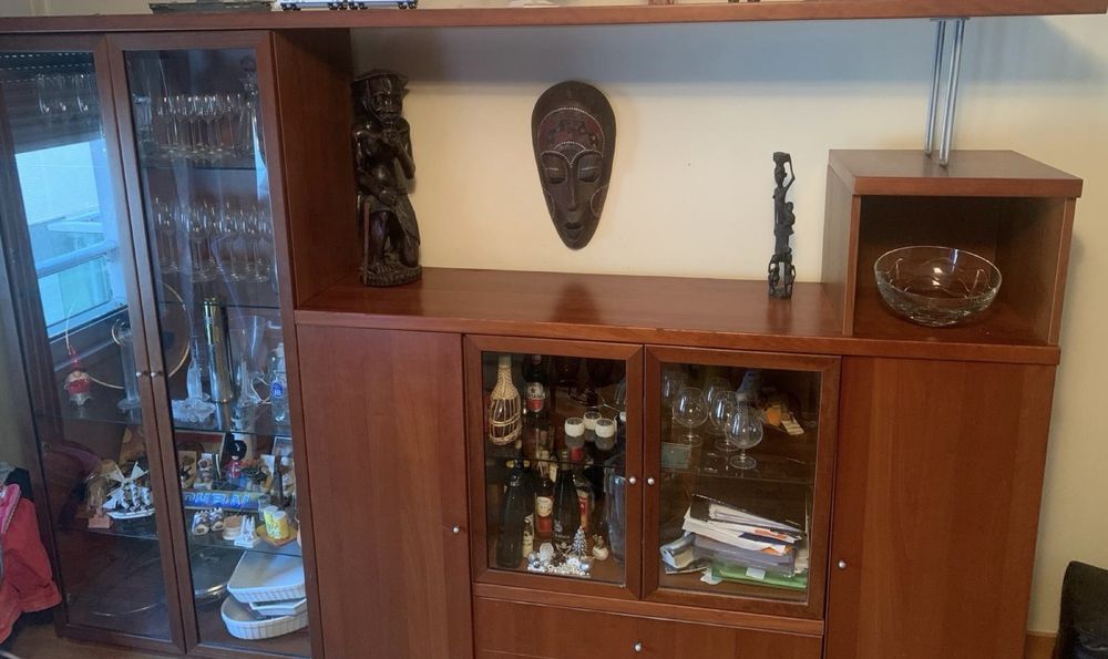 Movel de sala, cristaleira e duas gavetas, madeira maciça.como novo
