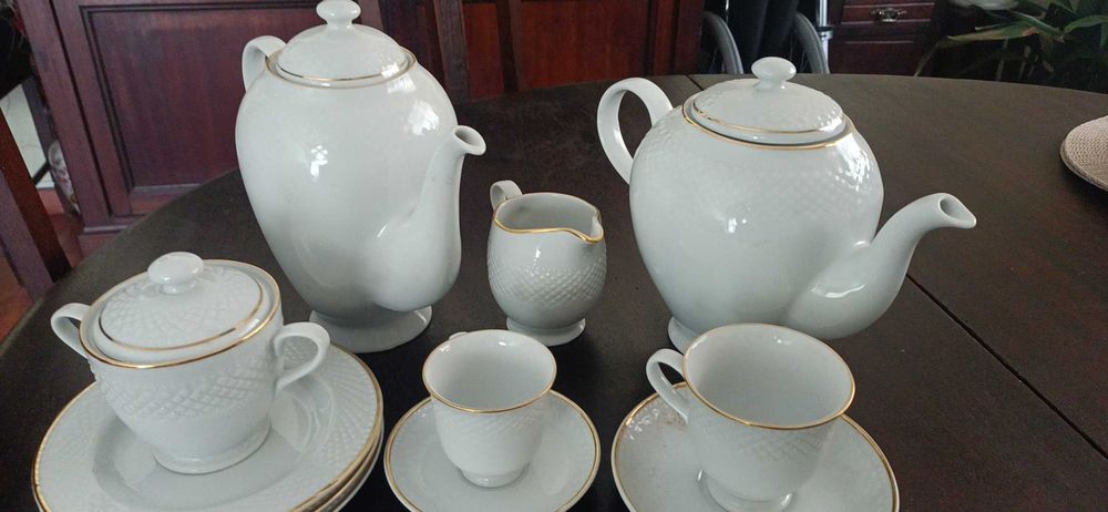 8 chávenas de café, com pires, "Royal China"