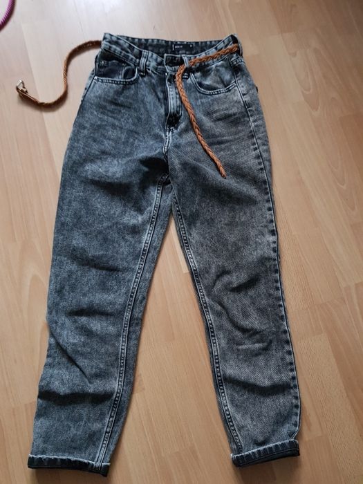 Jeansy typu mom fit