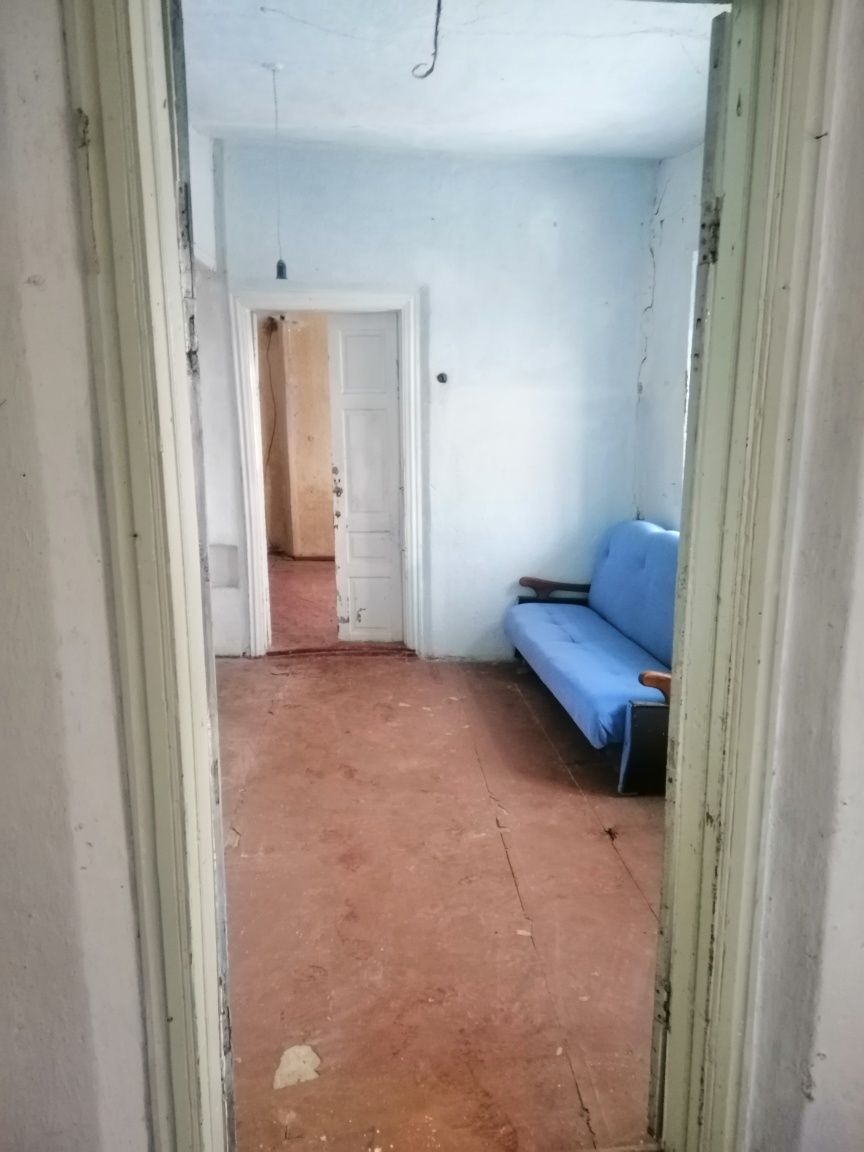 Продам  будинок в центрі села.
