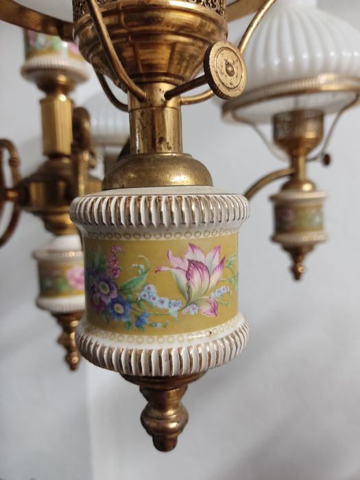 Elegante candeeiro com vidro e porcelana