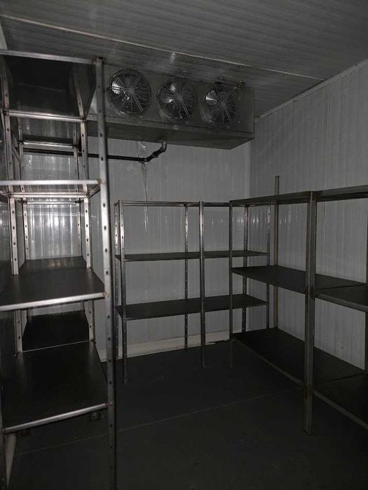 nombreuses etageres en inox