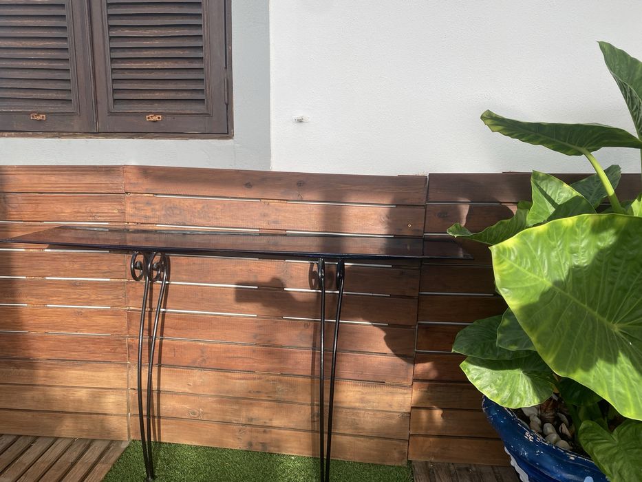 Mesa de Vidro com Estrutura de Ferro – Estilo Elegante e Minimalista