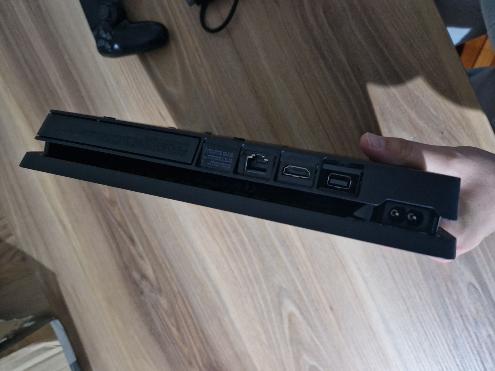 Ps4 slim 1tb com um comando e cabos