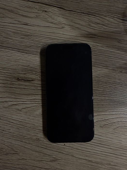 iPhone 15 Pro, działa, pęknięty tył