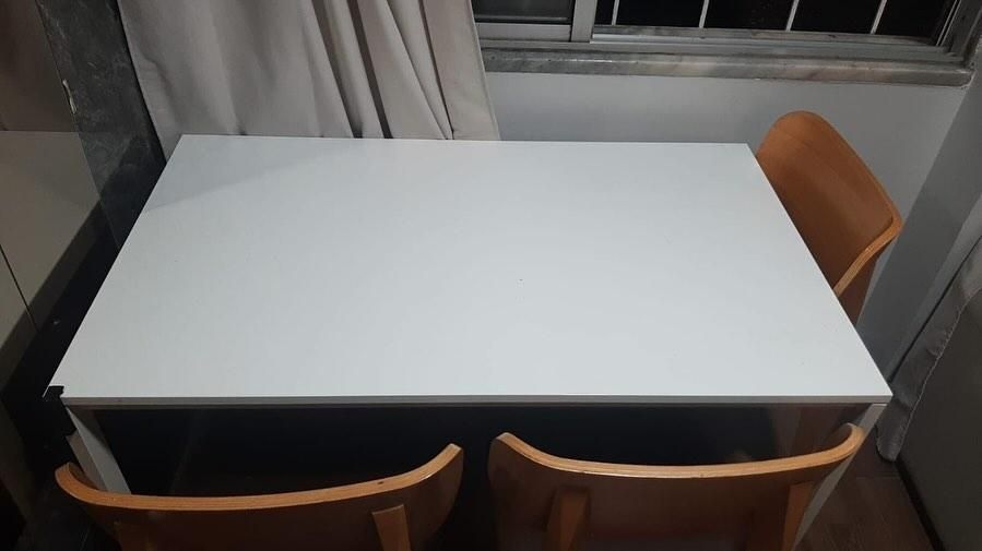 Mesa com 4 cadeiras