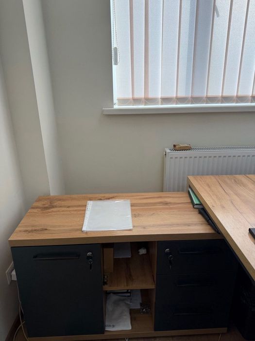 Меблі для офісу (столи з приставними тумбами)