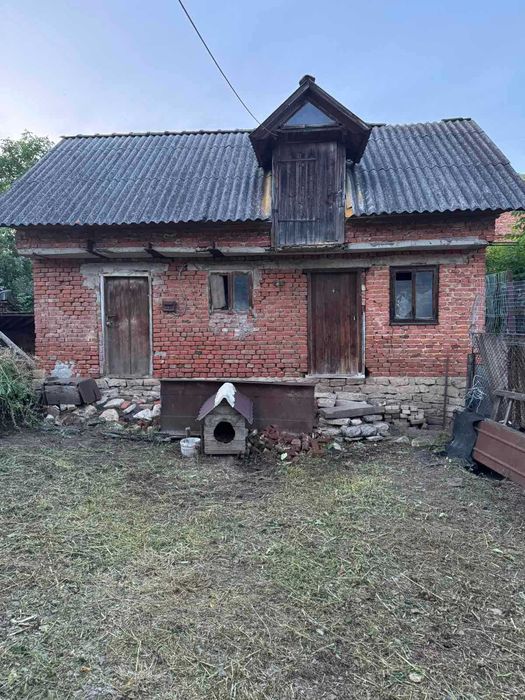 Продається житловий будинок в селищі Козова.