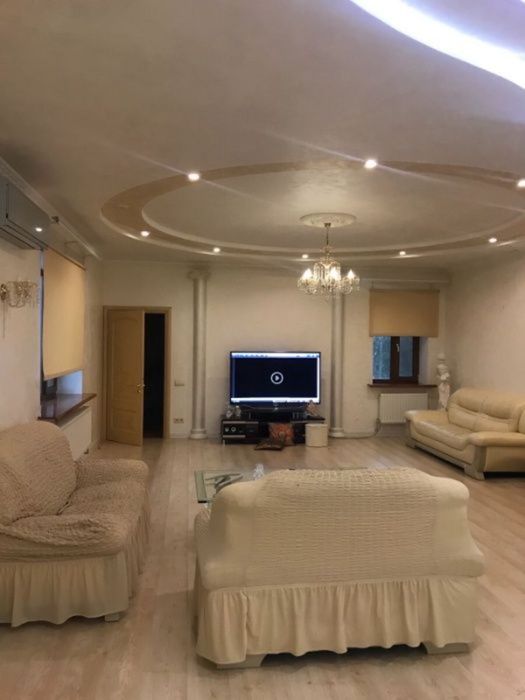 Продам розкішний будинок в центрі міста.