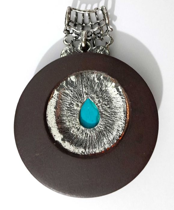 Pendente para colar estilo boho em madeira com pedra azul