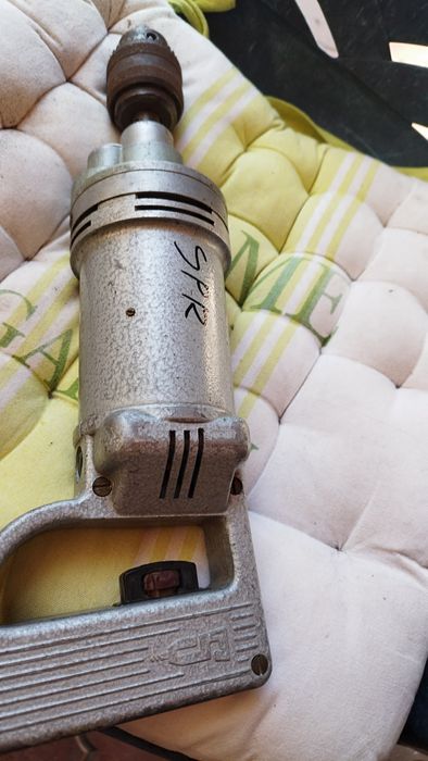 stara, metalowa wiertarka elektryczna. PRL
