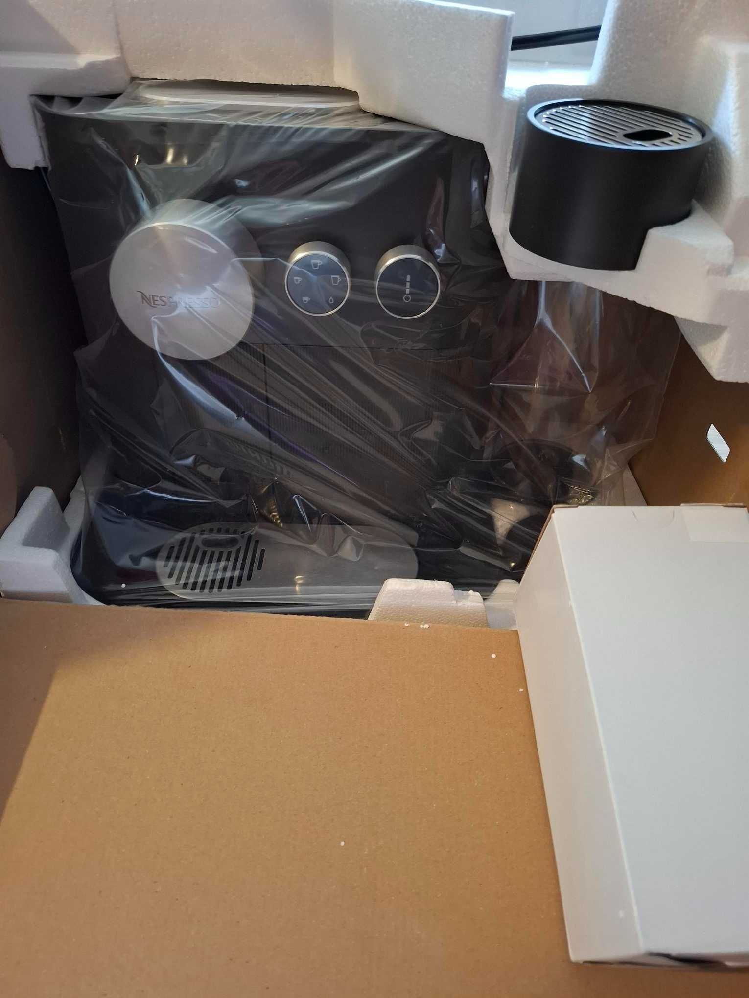 Ekspres na kapsułki DeLonghi Nespresso EN355.GAE + kapsułki
