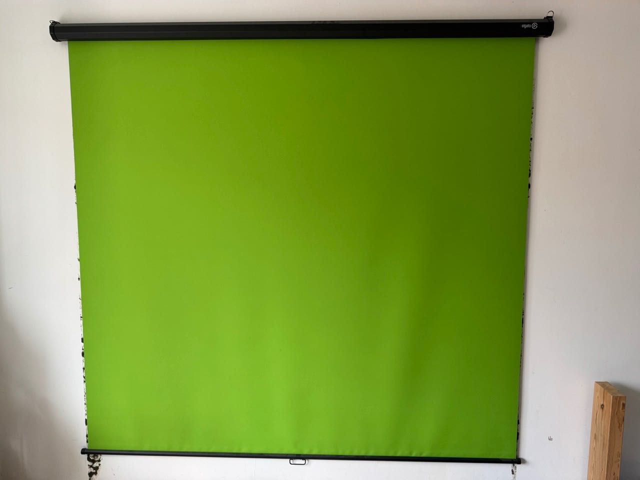 Elgato Green Screen 2x2m rozwijany z góry na ścianę