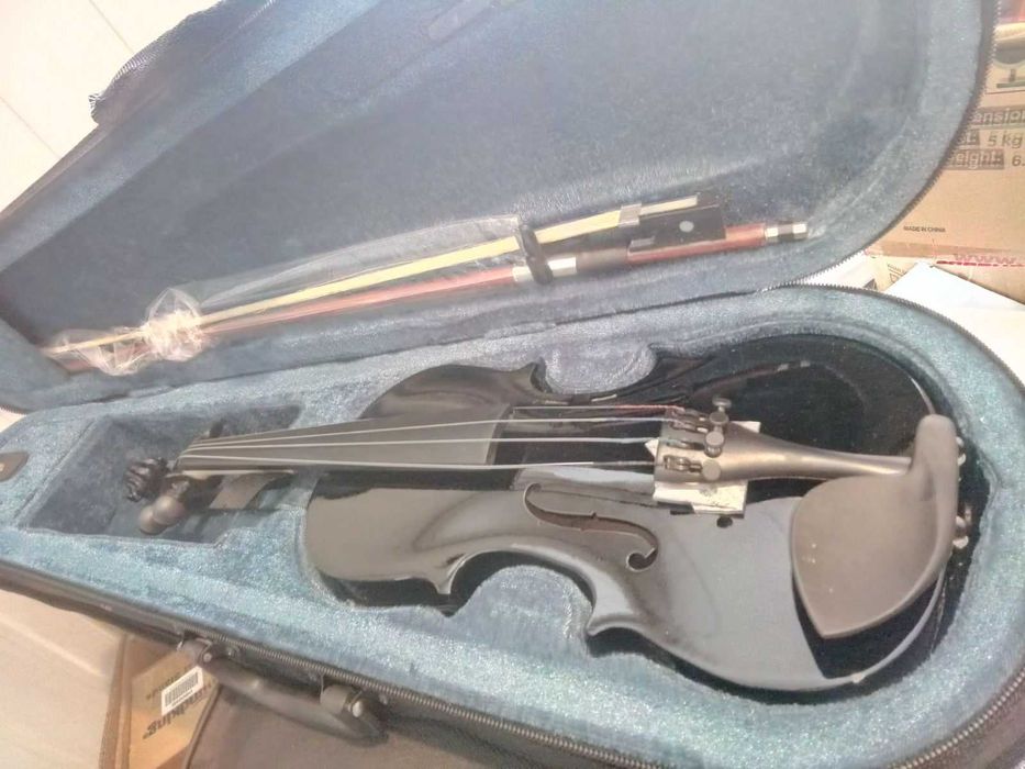 Скрипка 4/4 чорна нова Комплект