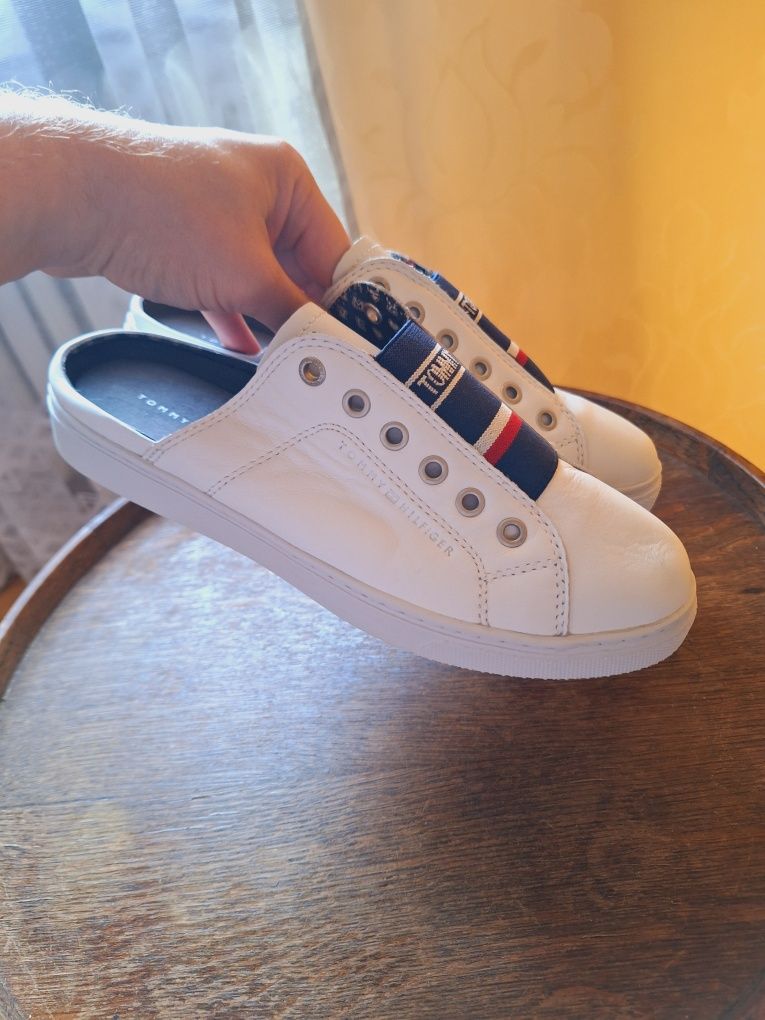 Buty skórzane Tommy Hilfiger- Slip On City Sneaker z nowej kolekcji