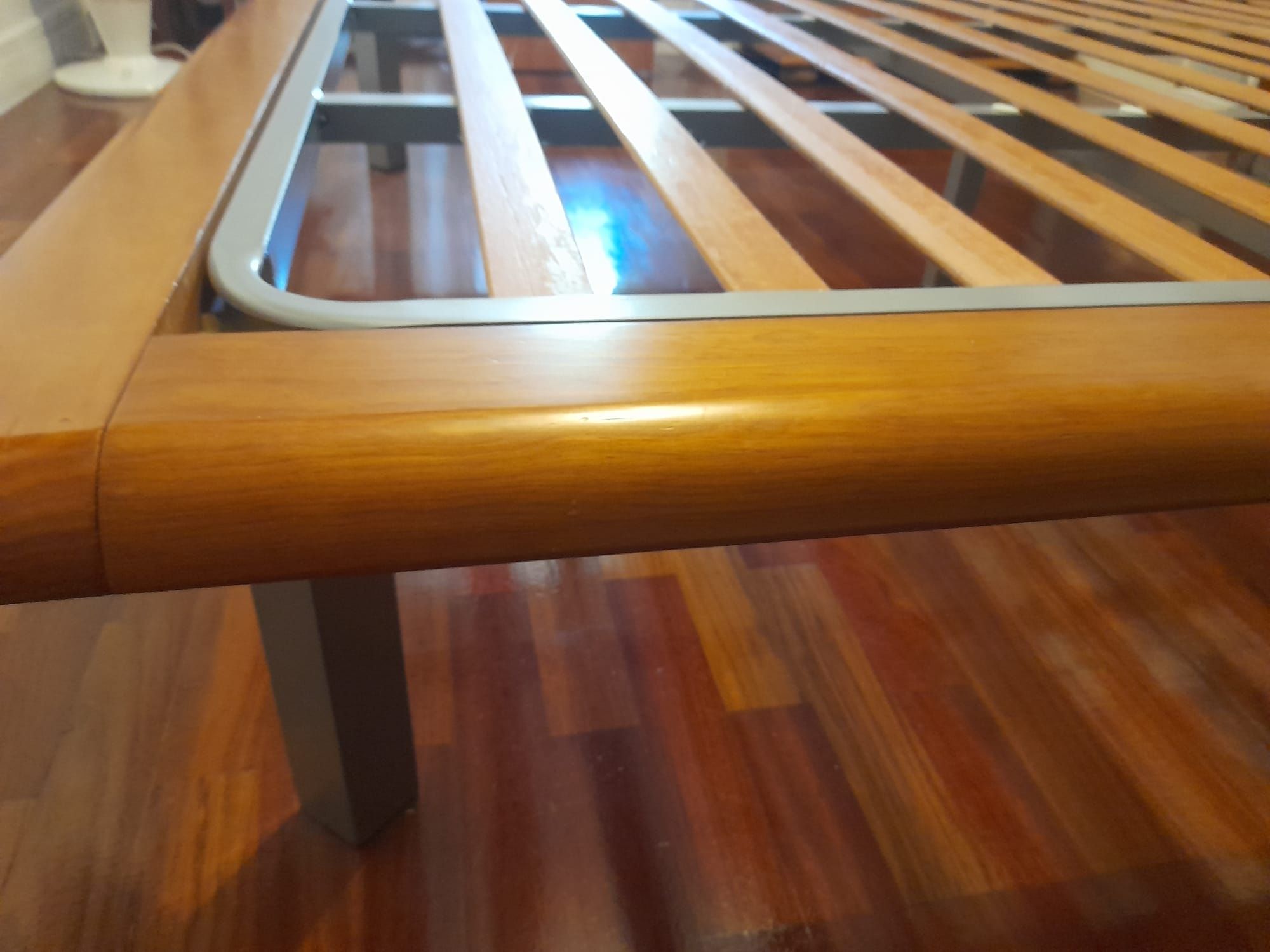 Cama de casal em madeira.