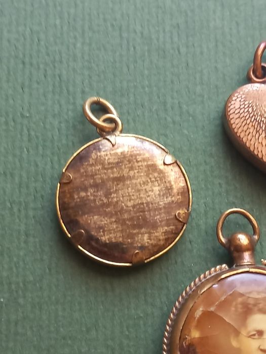 Zestaw starej biżuterii- wisiorki (zawieszki) - zdjęcia