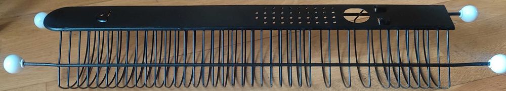 Metalowy, czarny stojak wiszący marki IKEA na 40 płyt CD