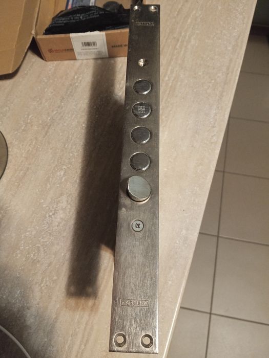 Замок дверной коробки