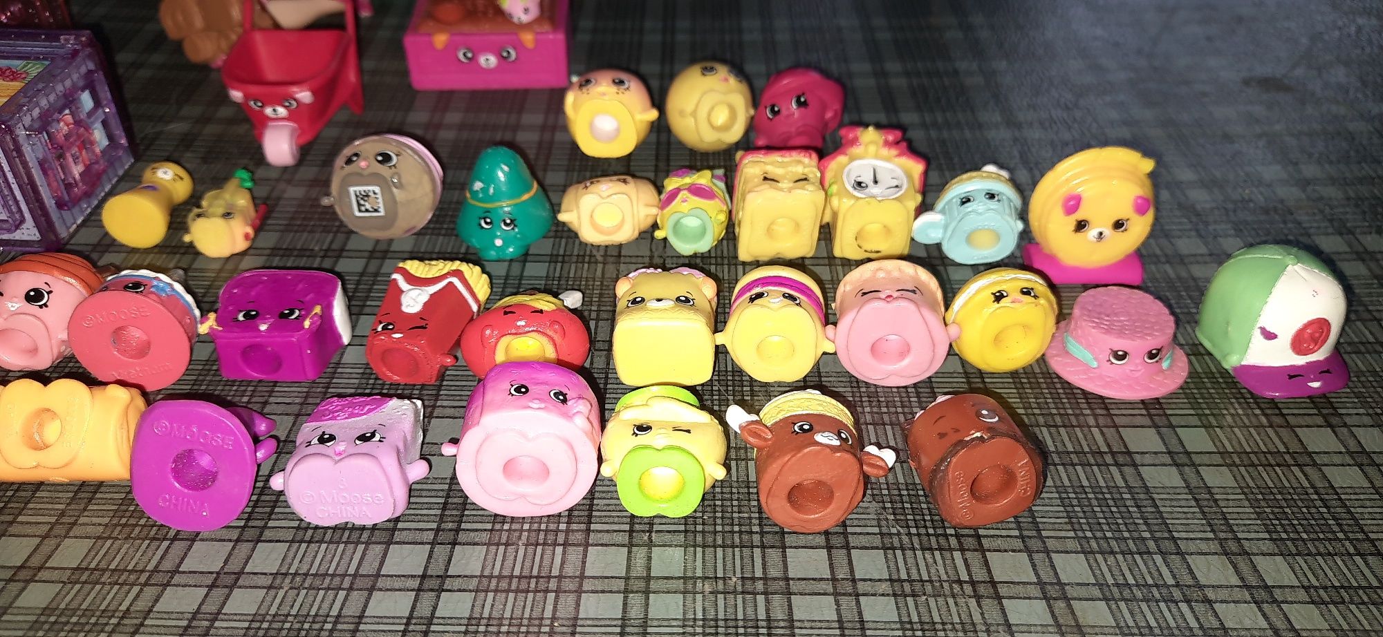 Duzy zestaw Shopkins Moose, laleczka plus 33 figurki, skrzynka, taczka