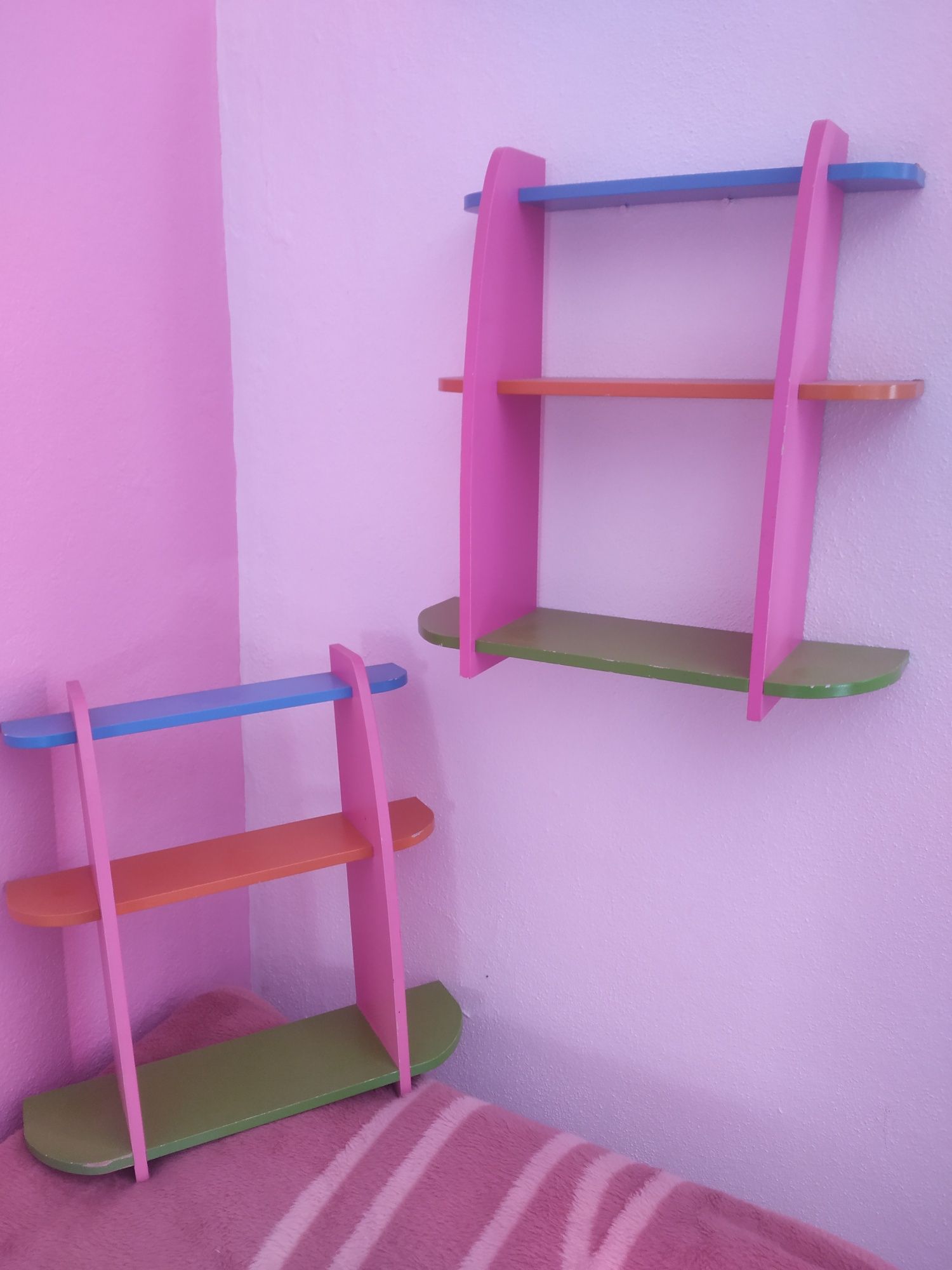 2 estantes para quarto de criança