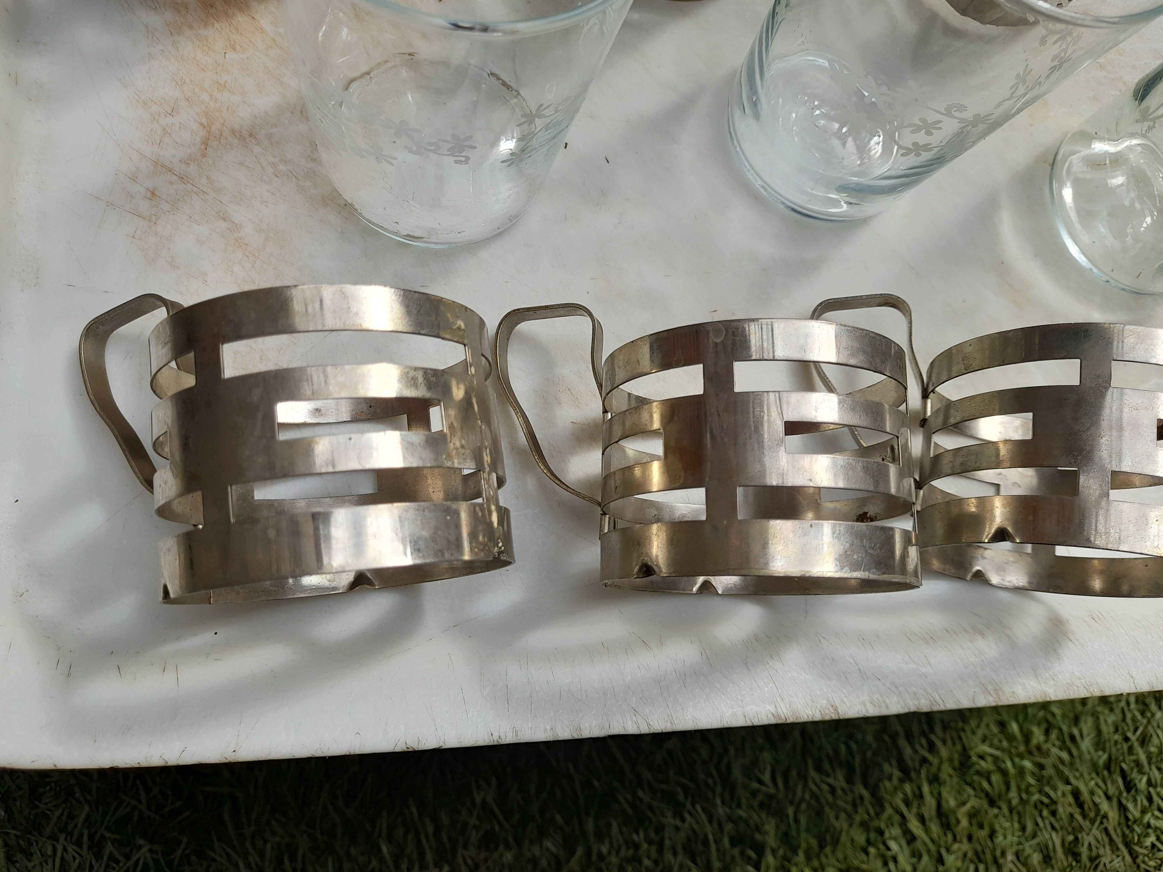 szesc szklanek w metalowych koszykach z czasow prl-u
