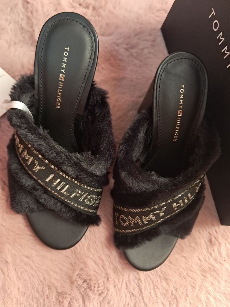 Tommy Hilfiger TH klapki wysokie sandałki na obcasie shiny webbing fur