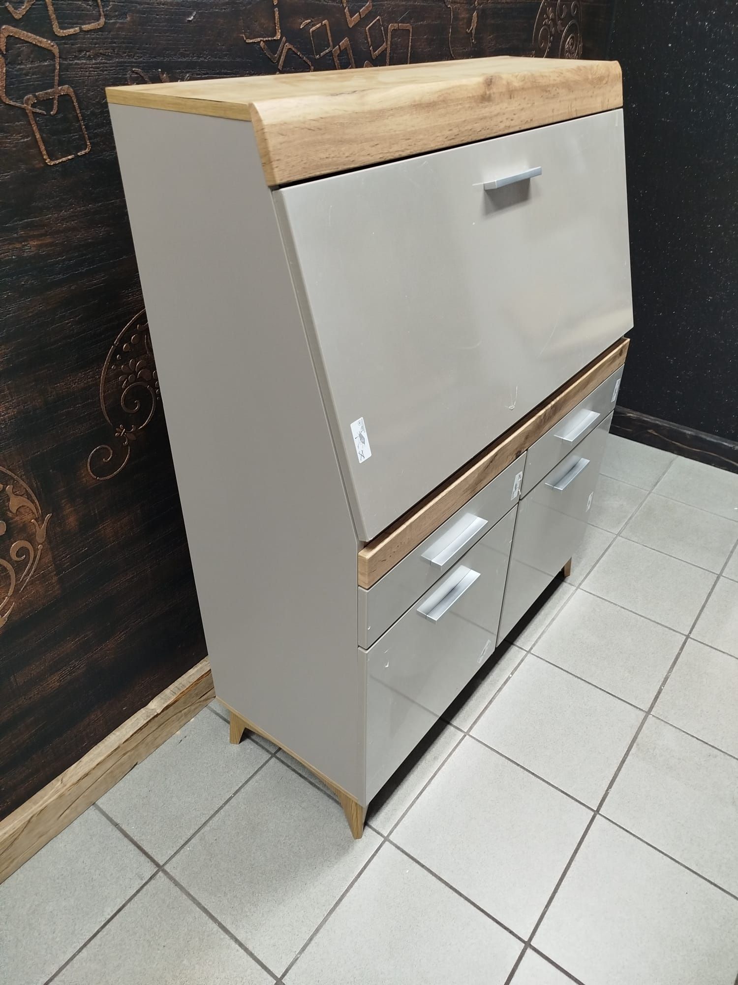 Sekretarzyk Latille – stylowy mebel