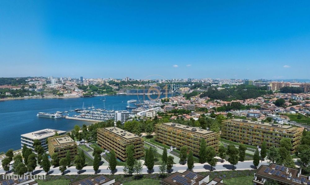 T4 com 145m2  de área útil com varanda / terraço de 84 m2