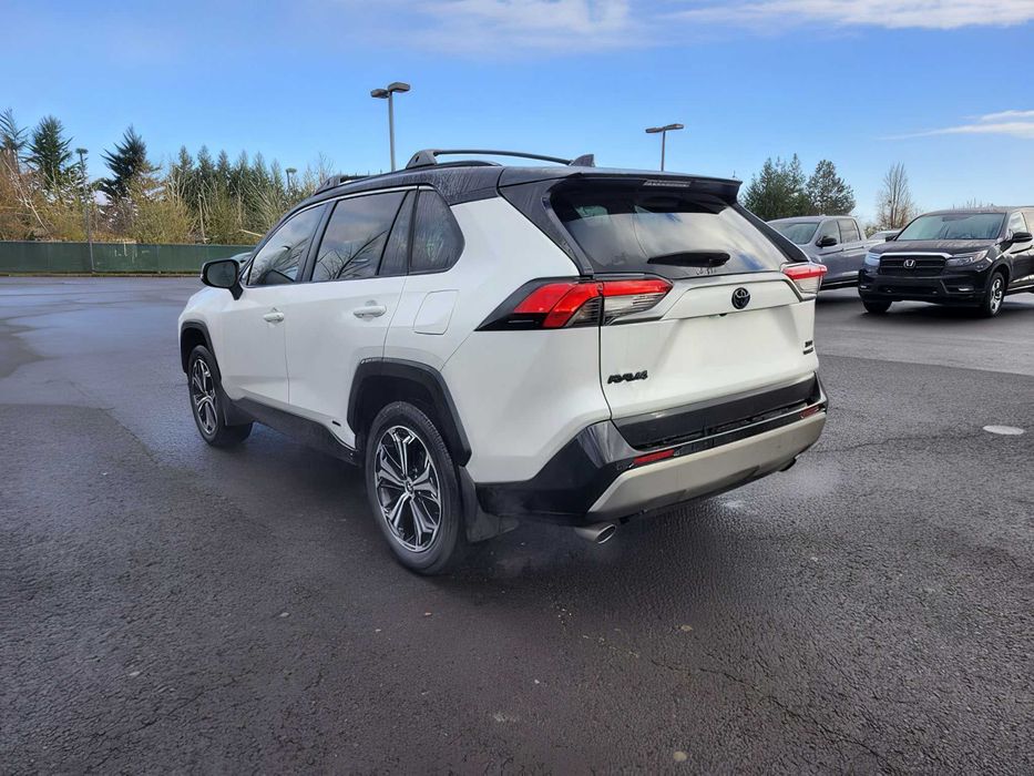 Toyota RAV4      2023