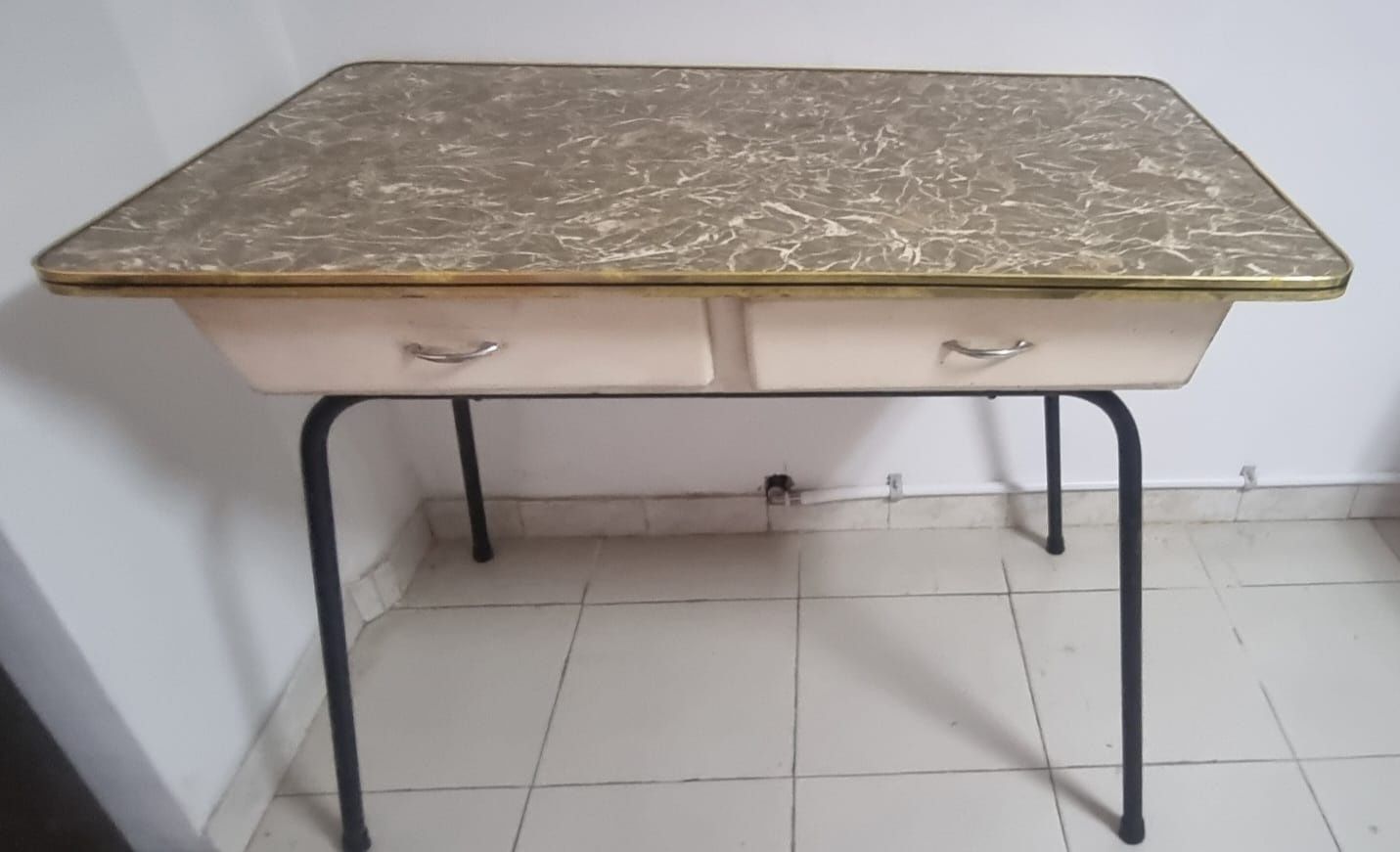 Mesa  antiga com duas gavetas