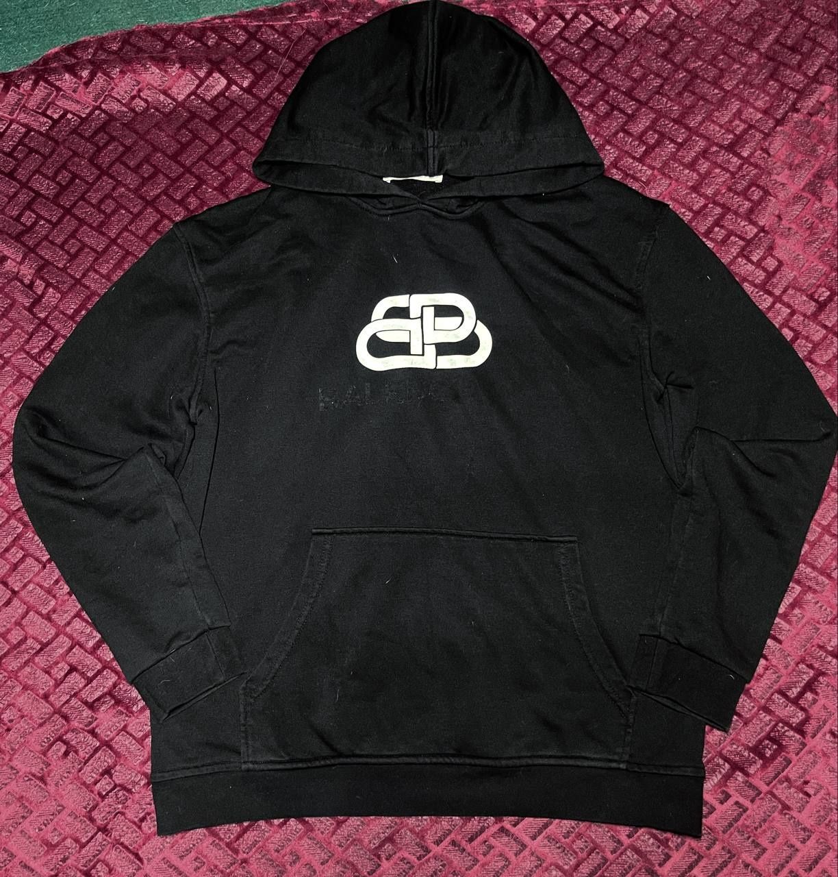 Чорний худі від Balenciaga
Розмір S
Стан: 7/10 здертий напис balenciag