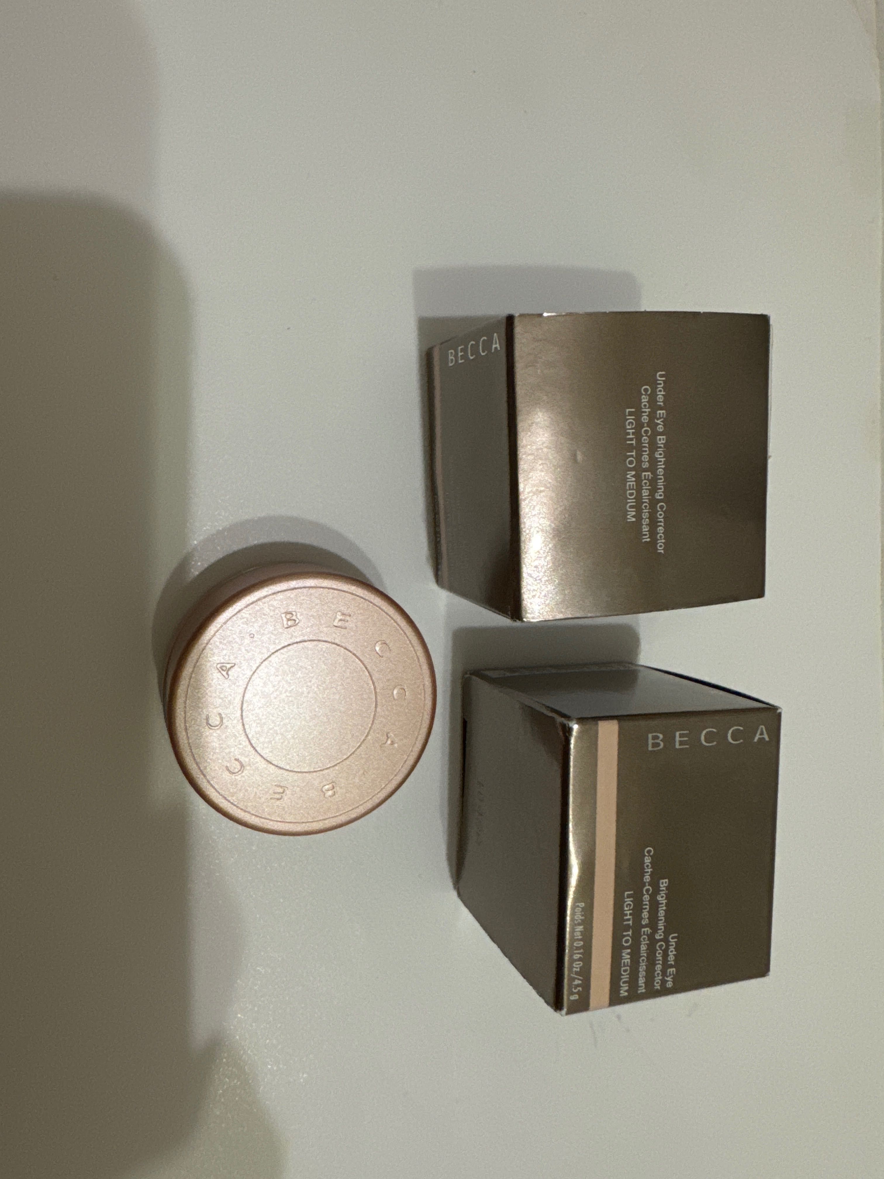 BECCA LIGHT TO MEDIUM 4.5g Under eye brightening corrector