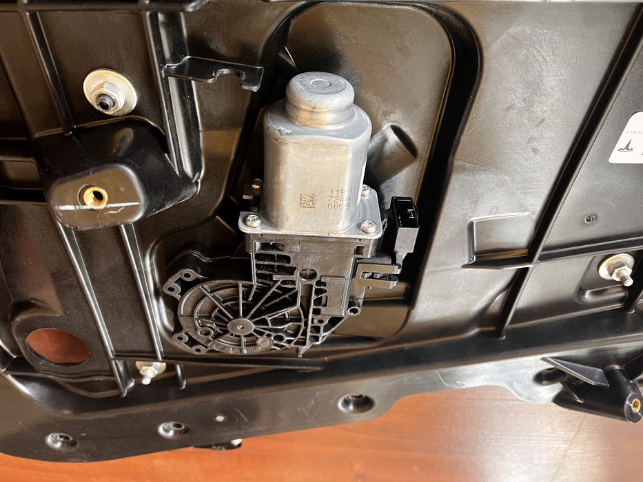 Tesla model 3 склопідіймач в зборі 1096623-06-F