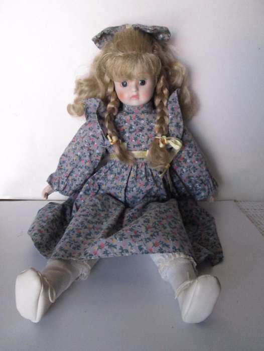 Boneca de porcelana e boneca em borracha