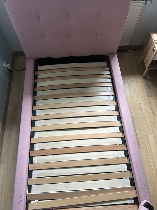 Łóżko ze stelażem