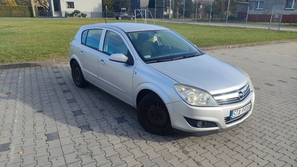 Opel Astra Opel Astra H 1.6 *Niski przebieg *Krajowy *Czujniki parkowania