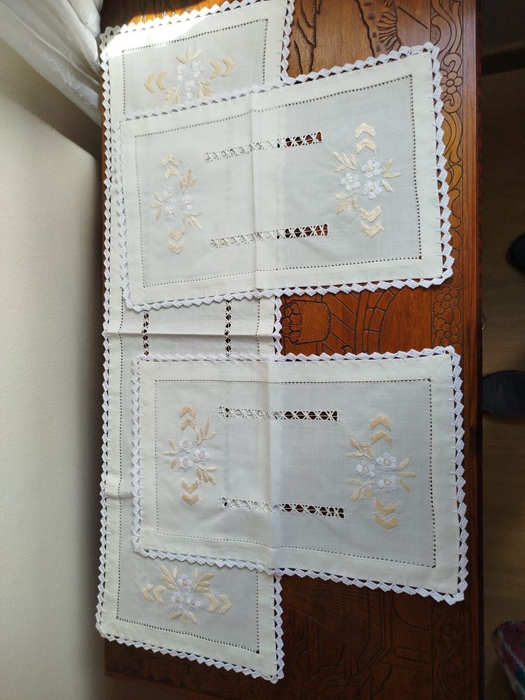 Conjunto de tres panos em renda