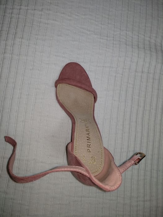 Vendo sandália nova rosa