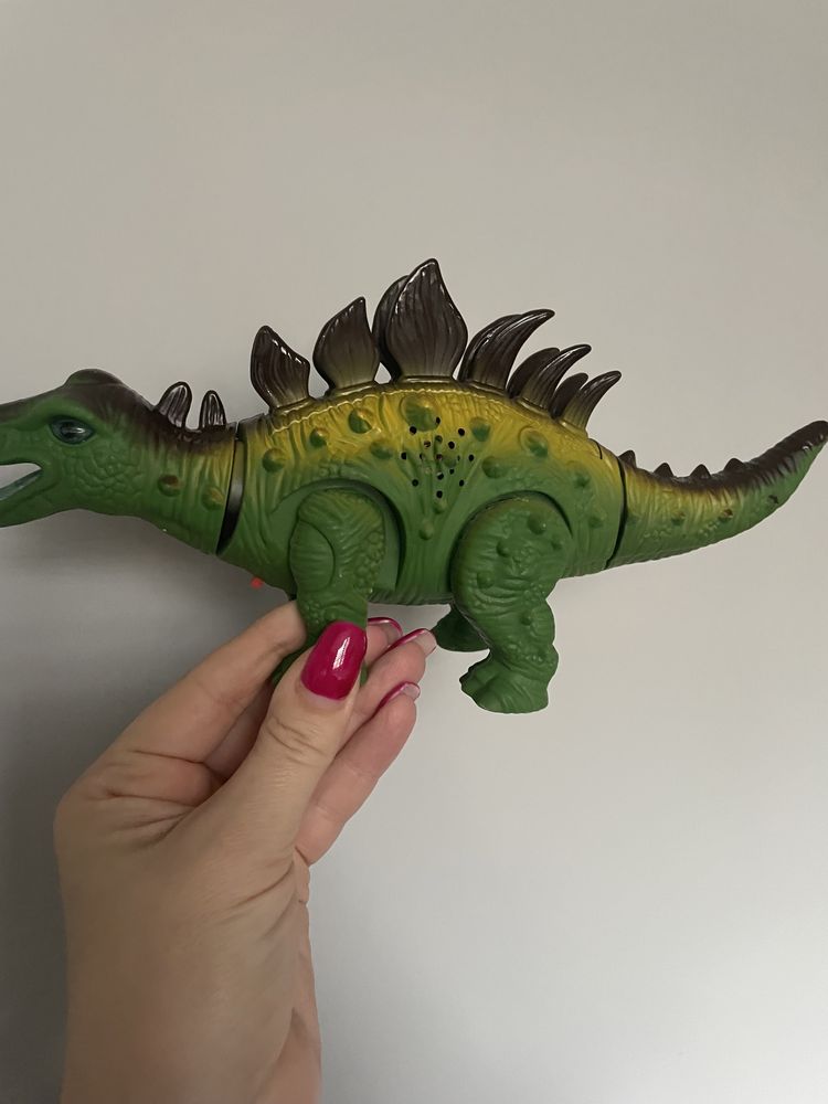 Dinozaur stegozaur chodzi ryczy swieci