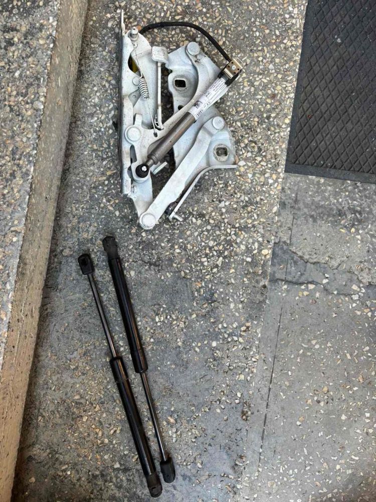 Петля капоту з піропатроном для Audi A4 B9 8W0823823 (права ліва)