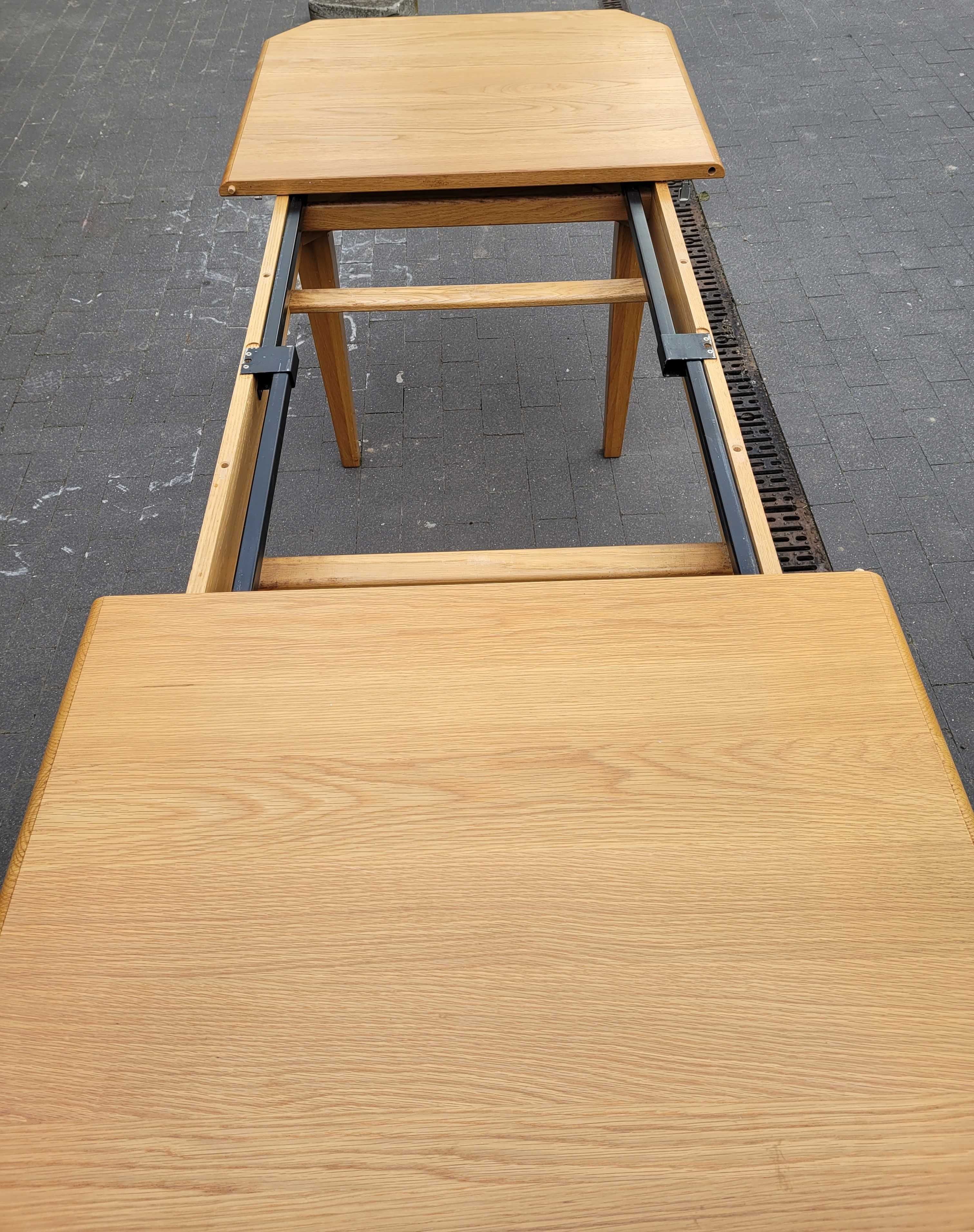 Stół dębowy, rozkładany + 4 krzesła z siedziskami ze skóry.