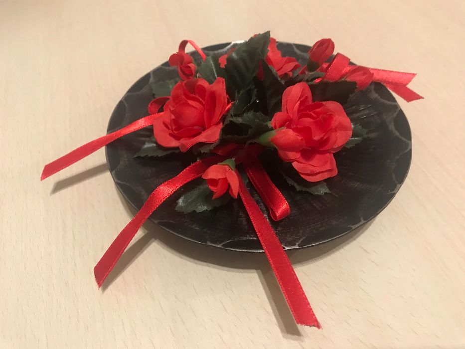 Świeczniki z kutej stali w kolorze czarnym i czerwonym.