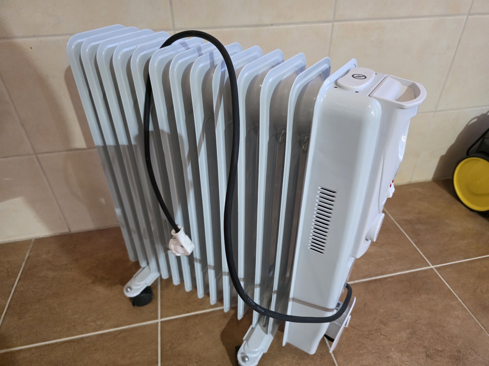 Grzejnik olejowy 13 żeberek na GĘSTY olej Riwall 2500W żeberkowy