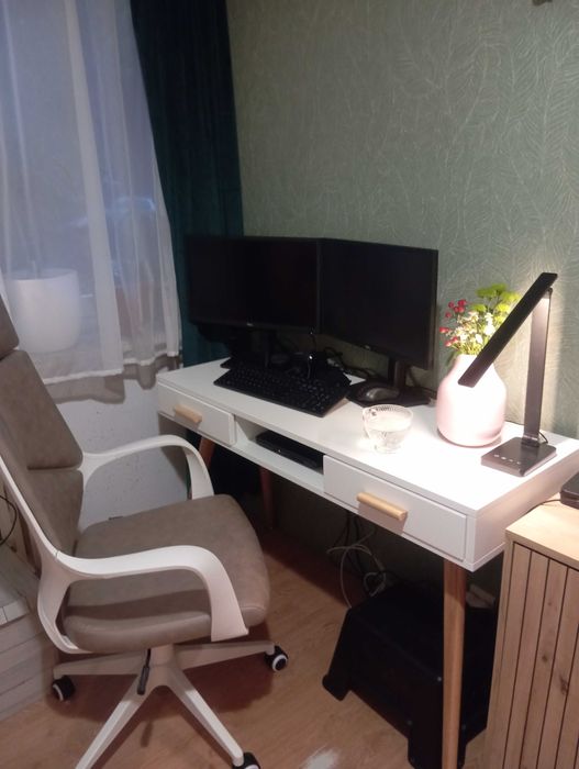 Białe biuirko/toaletka z szufladami