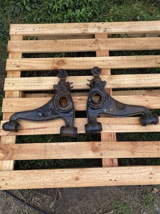 Передні нижні ричаги Mercedes 190 w201