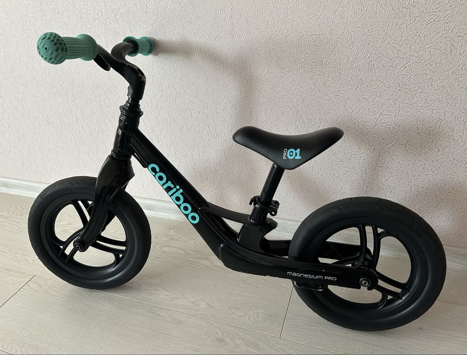 Беговел Cariboo чорно-бірюзовий, 1,5-5 років